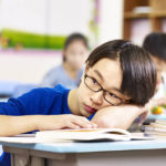 子供の睡眠不足による影響は大きい！2～3倍間違いが増え成績の低下、イライラも…